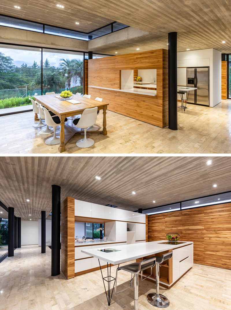 Этот современный дом имеет деревянную перегородку с проходом между кухней и столовой. # Современная кухня # Столовая # ИнтерьерДизайн