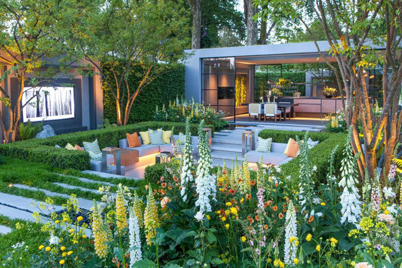 В этом саду есть углубленное патио со встроенными креслами и беседка с обеденной зоной и кухней. # Благоустройство # Ландшафтный дизайн # Сад # Задний двор