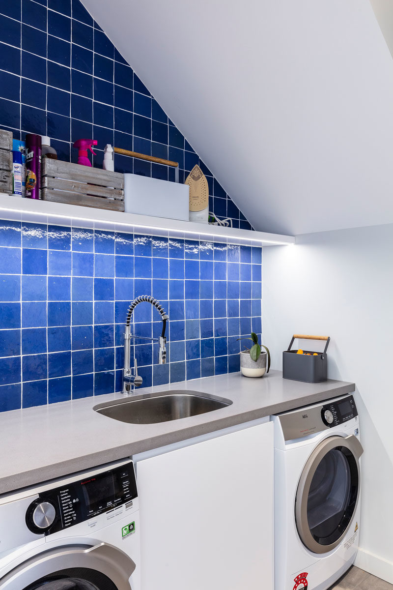 Идеи прачечной - в этой современной прачечной есть прилавок, который проходит через стиральную машину и сушилку, в то время как квадратная синяя плитка добавляет немного цвета, а верхняя полка обеспечивает хранение. # Прачечная # ПрачечнаяИдеи