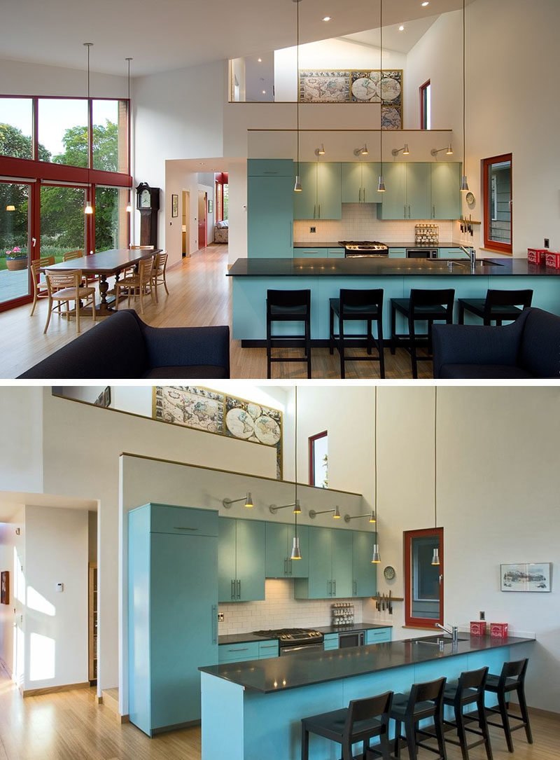 Мягкие синие кухонные шкафы в этой современной кухне Добавить яркости открытой планировки. #InteriorDesign #BlueKitchen #BlueCabinets #KitchenDesign