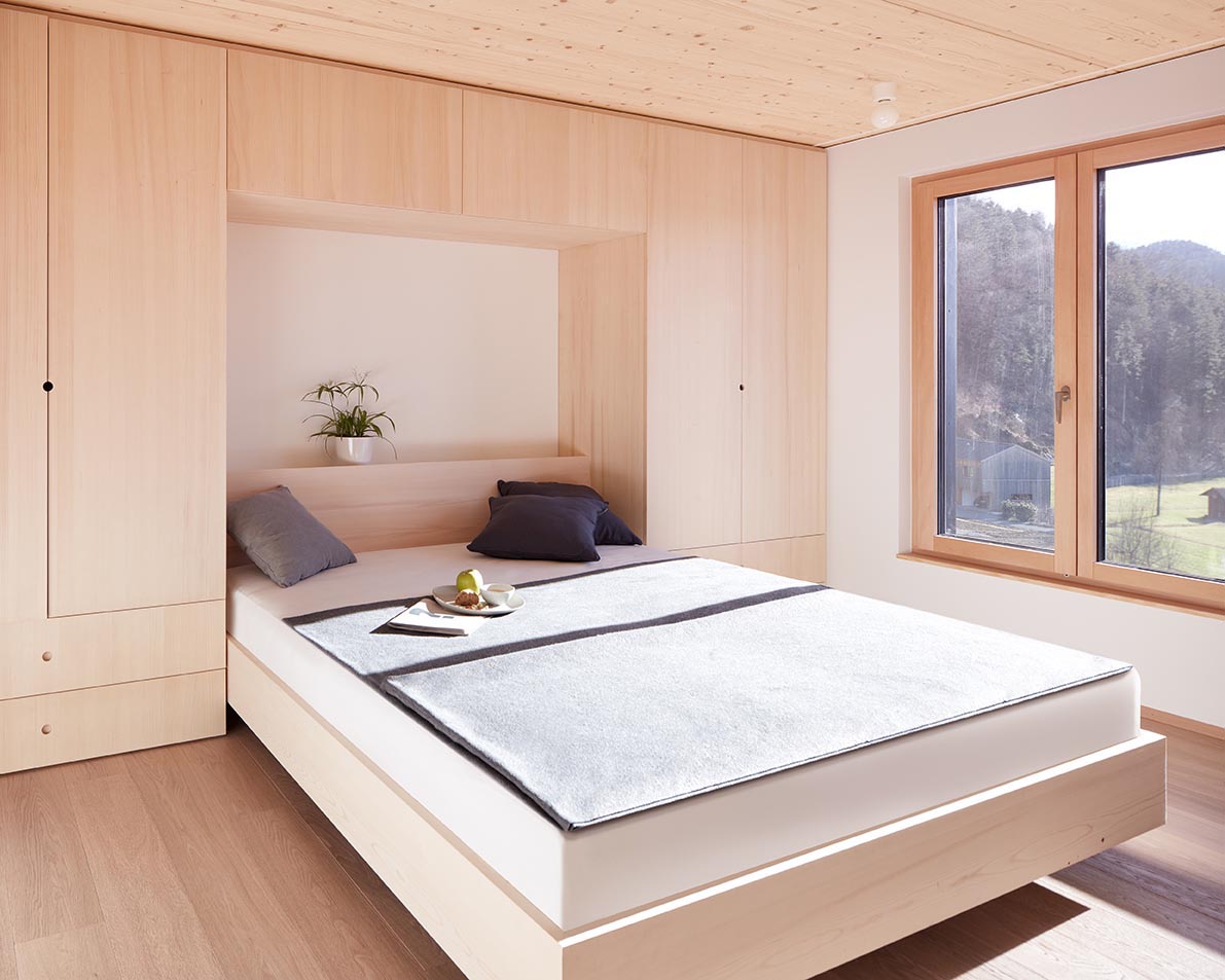 В этой спальне встроенные шкафы и ящики расположены по обе стороны от кровати.