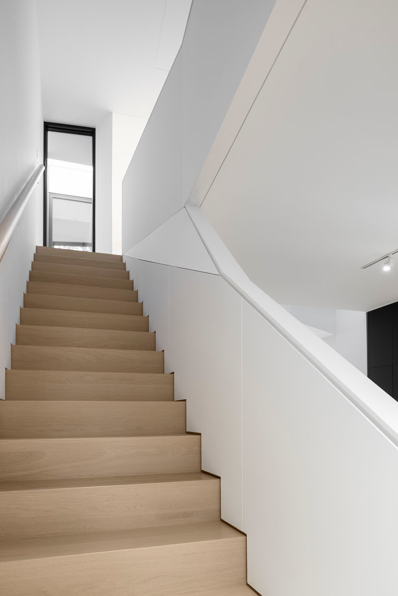 Идеи лестницы - в этом современном доме есть лестница из светлого дерева, ведущая на верхний этаж дома. #ModernWoodStairs #StairIdeas #StairDesign