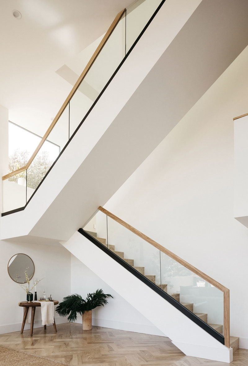 Идеи лестницы - В этом современном доме есть большая лестница со стеклянными и деревянными перилами. # Лестница # Идеи лестницы # Современные лестницы # Идеи гостиной