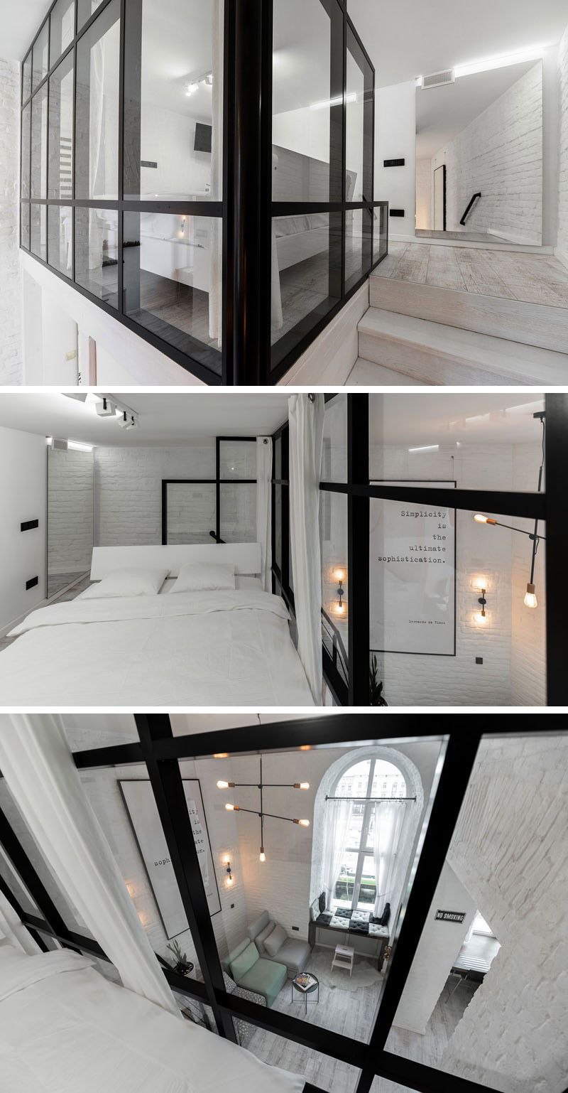  Эта современная спальня в мезонине имеет стеклянную стену в черной рамке, которая выходит на гостиную внизу. # Спальня # СовременнаяСпальня # Стеклянная стена # МезонинСпальня 