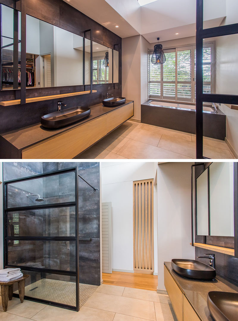 В этой современной главной ванной комнате на длинном деревянном плавающем умывальнике достаточно места для двух раковин, в то время как встроенная ванна расположена под окном, а душ отделен от остальной части ванной стеклянной стеной в черной рамке. . # СовременныеВанная # ВаннаяИдеи # ВстроеннаяВанная