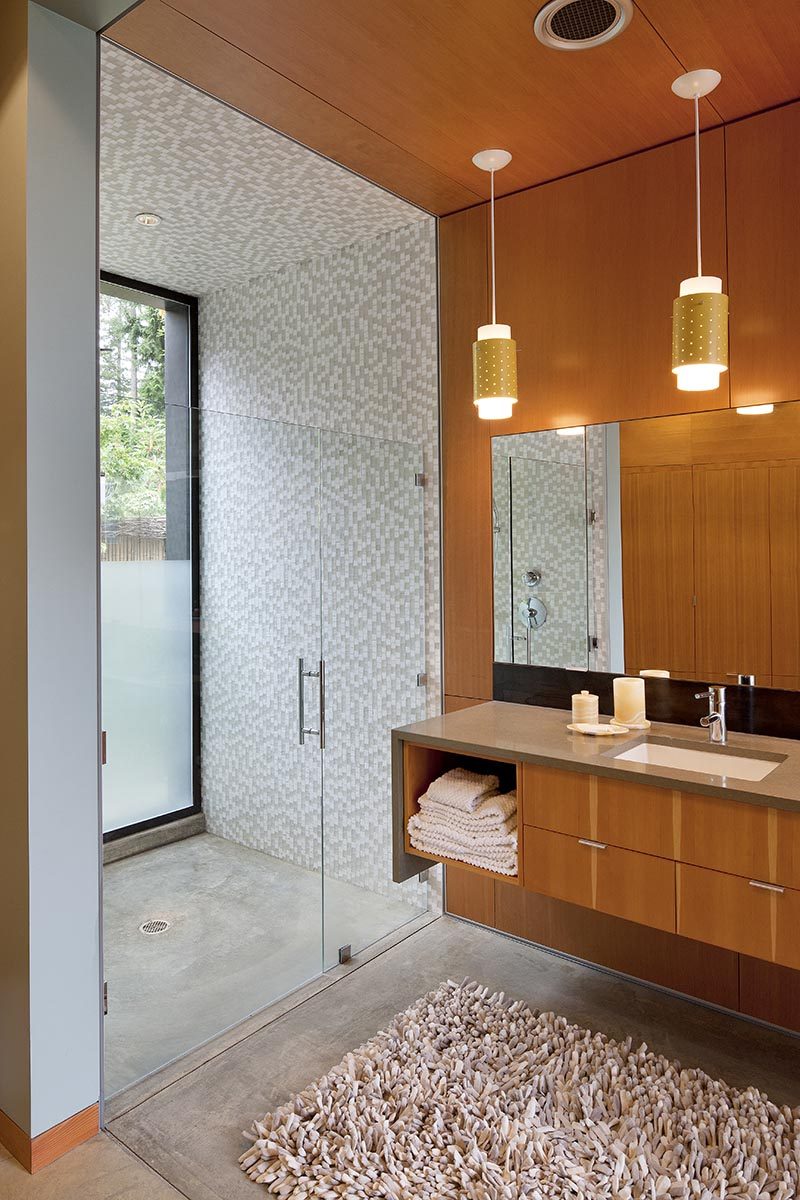 В этой современной ванной комнате есть несколько элементов дизайна, которые работают вместе, чтобы создать успокаивающую среду, а прозрачная окрашенная еловая фанера придает пространству естественность. В одном конце ванной комнаты находится душ с белым и светло-серым мозаичным душем, на потолке которого даже есть плитка. # ДушДизайн # МодернДуш # МодернВанная