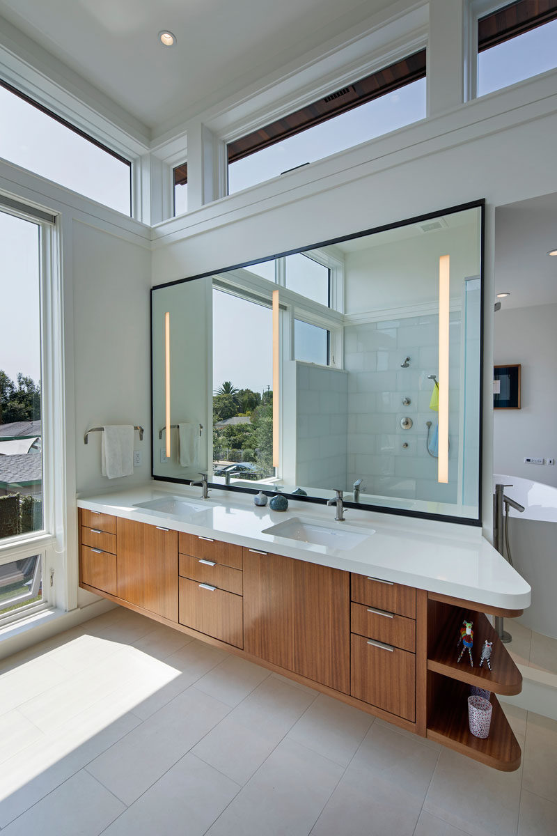 В этой современная ванная комната использует высокие рабочие потолочные окна, чтобы уменьшить приток тепла в летние месяцы, а большое зеркало помогает отражать свет во всем интерьере. # Современные #Deisgn 