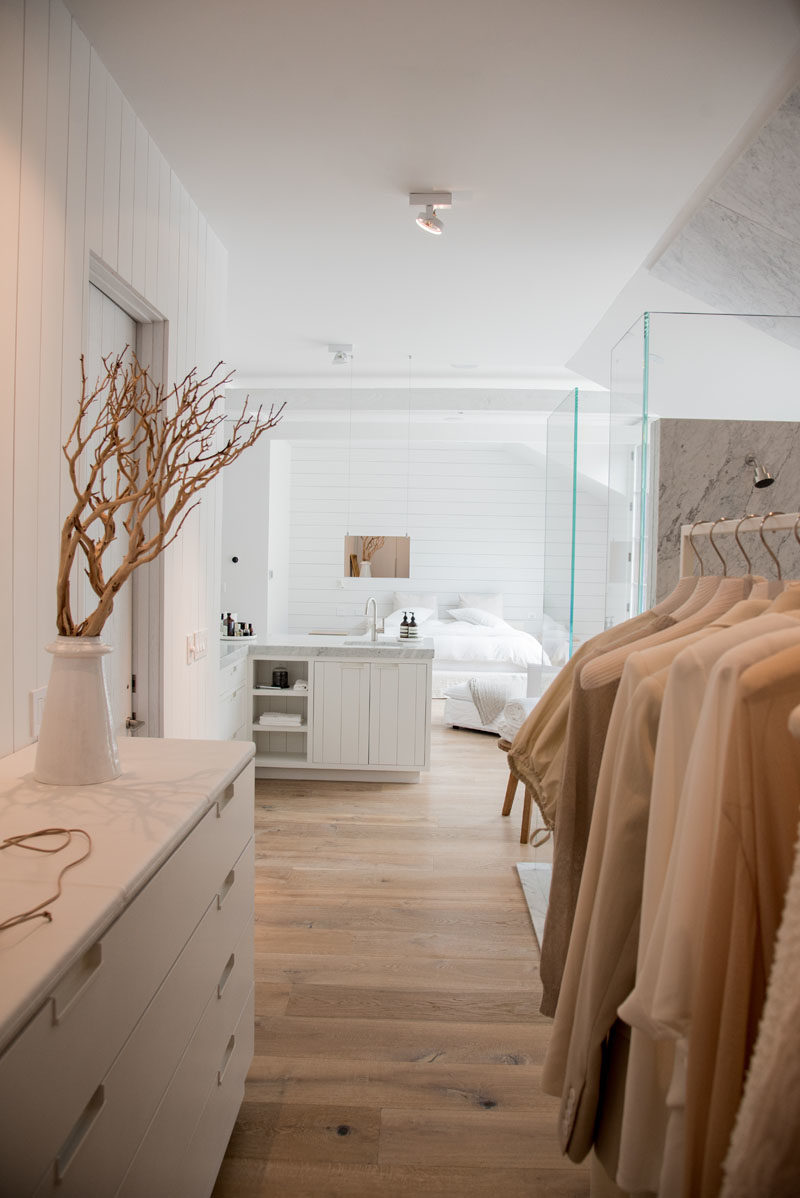 Идеи для спальни - эта главная спальня включает в себя спальную зону, открытую ванную комнату и большую гардеробную. В нем используются светлые тона, стекло и естественный свет, чтобы он оставался ярким и расслабляющим. #MasterSuiteIdeas #MasterIdeas #ModernBedroom #BedroomIdeas #ModernBathroom #ModernWalkInCloset #ModernCloset