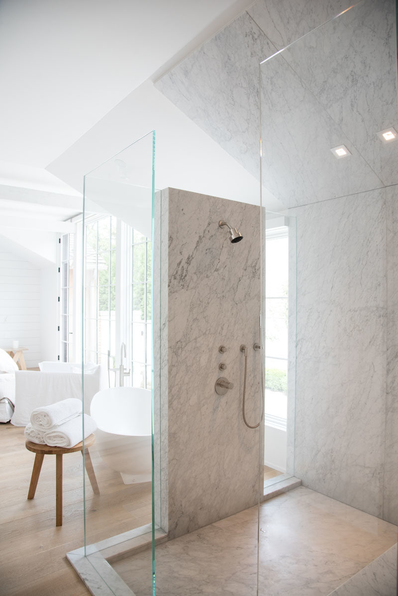 Идеи для ванных комнат - эта современная ванная комната, открытая для спальни, имеет стены из стекла и камня. #MasterSuite #ShowerIdeas #BathroomIdeas