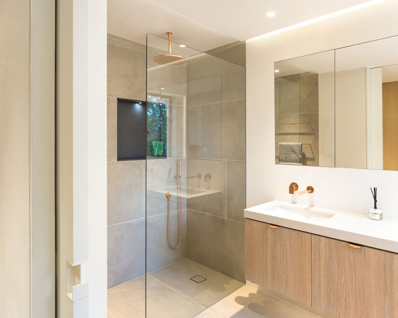  В этой главной ванной комнате есть душевая кабина с тропическим душем, а над зеркалом на стене есть скрытое освещение, создать спокойную атмосферу # Современная ванная # Ванная комната 