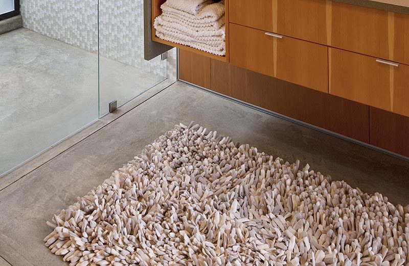 Полы в этой современной ванной комнате сделаны из бетона с пропиткой и герметиком на основе сои, а ворсистый коврик придает ногам мягкость. # Современная ванная # Бетонные полы