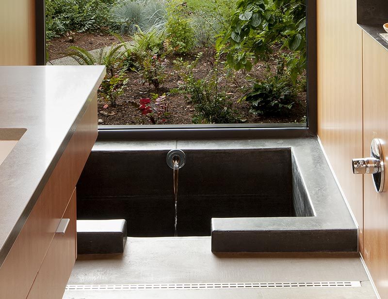 Из окон этой современной ванной комнаты открывается вид из ванны офуро или японского стиля. Размеры этой нестандартной единственной в своем роде ванны составляют 3,5 фута в длину, 4,5 фута в ширину и 4 фута в глубину, и она сделана из монолитного бетона. # СанкенВанна # ЯпонскийВанна # Модерн # ВаннаяДизайн