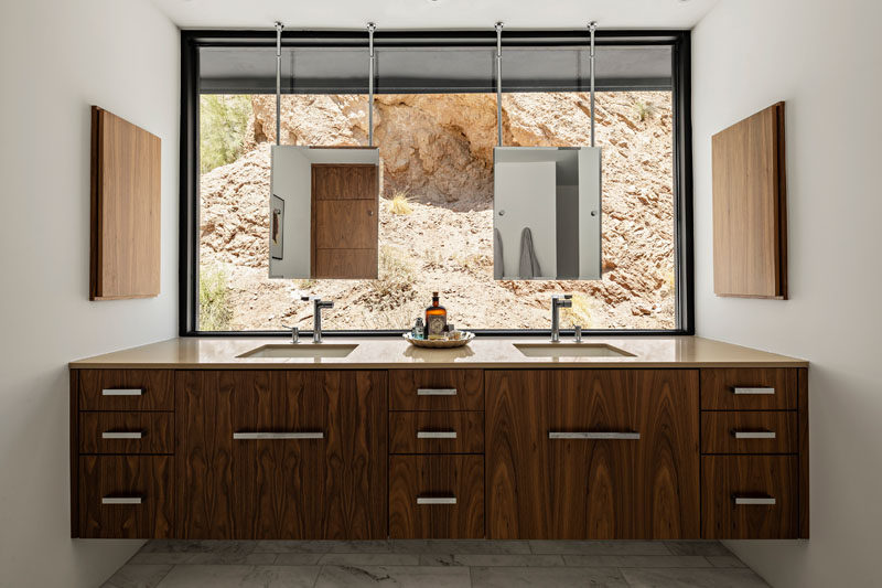  В этой главной ванной комнате большое окно позволяет скалам стать фоном для зеркал. # МастерВанная # Ванная # Тщеславие # Окна 