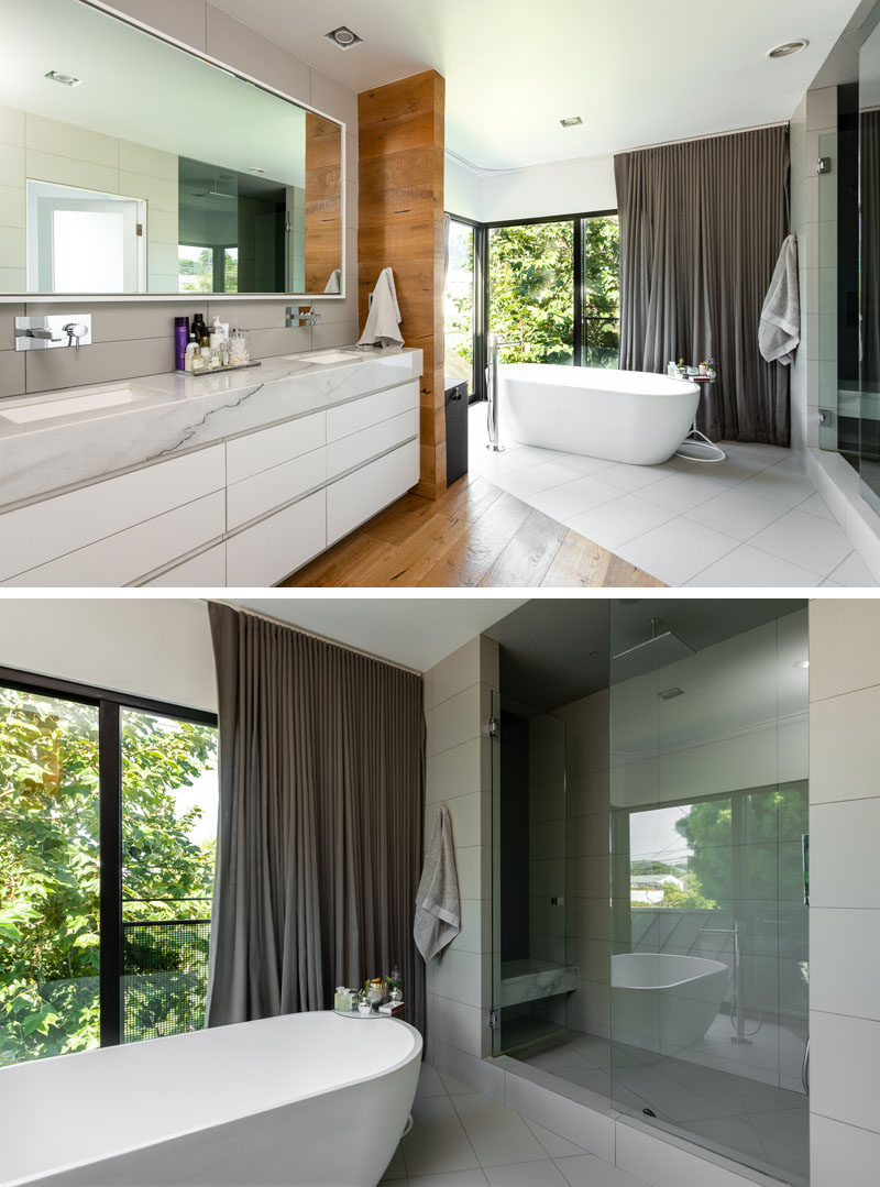 В этой современной главной ванной комнате для умывальника и душа использован калькуттский мрамор, а у окна стоит отдельно стоящая ванна. # МастерВанная # Дизайн ванной # Душевая кабина # Отдельностоящая ванна