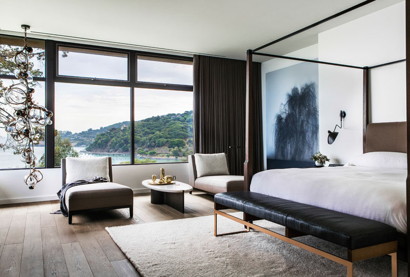 Большие окна и зона для отдыха делают эту современную главную спальню идеальной для отдыха. #MasterBedroom #BedroomIdeas