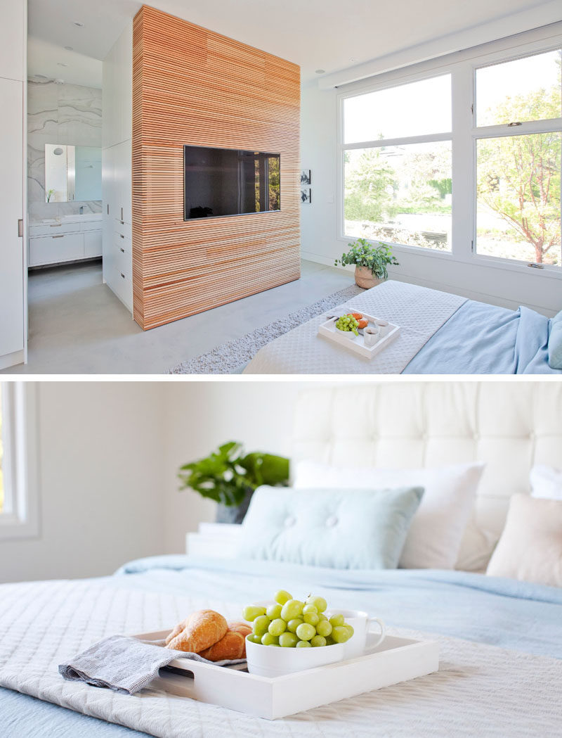 Современные главном люксе стены с деревянными акцентами окружают телевизор . #WoodAccentWall #BedroomDesign 