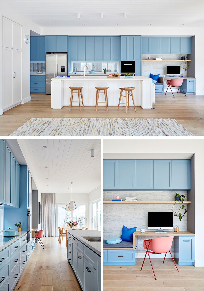 На этой современной кухне матовые светло-голубые шкафы выравнивают стену и превращаются в небольшой встроенный домашний офис со скамейкой и письменным столом, а большой белый кухонный остров обеспечивает дополнительные места для сидения. #LightBlueKitchen #ColorfulKitchen #KitchenIdeas # HomeOffice