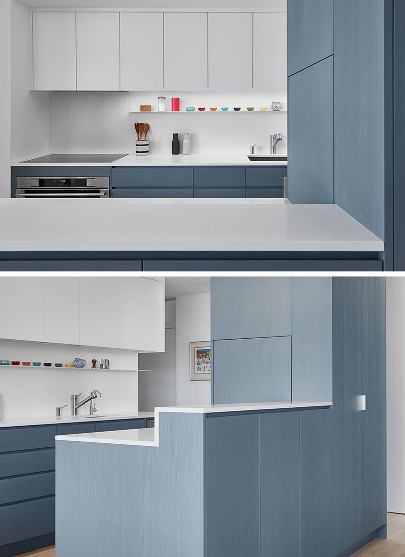 Этот гараж для бытовой техники сливается с окружающими матово-синими шкафами этой современной кухни, чтобы не загромождать столешницы. #ApplianceGarage #CoffeeStation #KitchenDesign #MatteBlueKitchen #WhiteCountertops