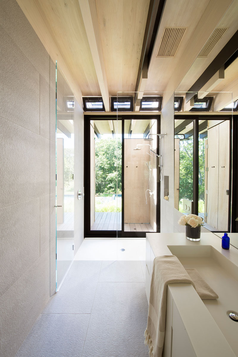  В этой минималистской ванной комнате есть два душа, один в помещении, другой снаружи. #OutdoorShower #BathroomDesign 