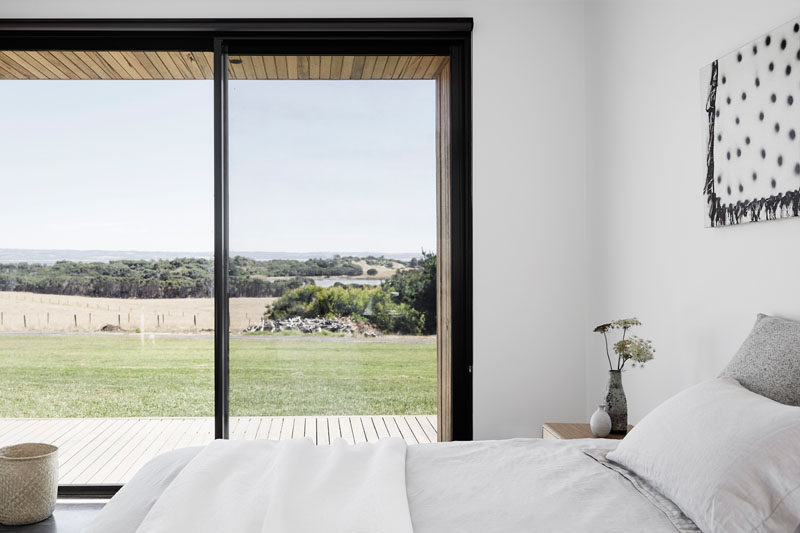  В этой современной спальне мебель проста, но удобна, раздвижная стеклянная дверь открывается на террасу. # Современные Спальни # Дизайн Спальни 