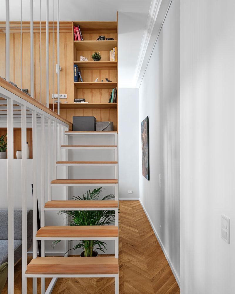 В этих современных апартаментах есть лестница, ведущая в спальню в мезонине. # Лестница # Современная лестница