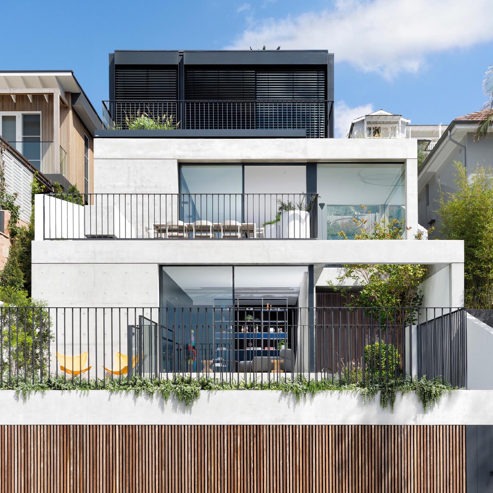 Этот австралийский дом спроектирован с рядом террасных этажей, которые поднимаются на крутой квартал с улицы.