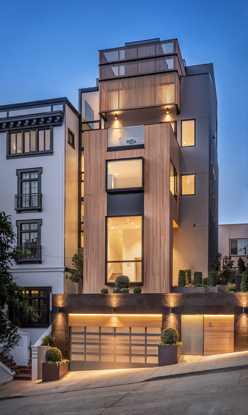  Резиденция Russian Hill Residence в Сан-Франциско занимает четыре места и украшена редкой сибирской лиственницей, которая обрамляет фасад. #ModernHouse #ModernInteriorDesign 