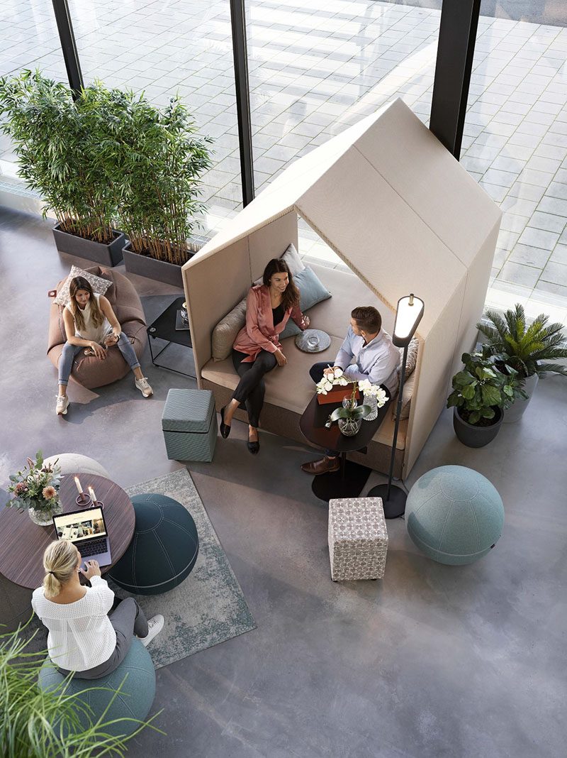 Эти модульные предметы мебели, названные «The Hut Lounge Collection», объединяются, чтобы создать зону отдыха, которая может служить местом встречи или местом для отдыха. # ОфисМебель # Дизайн мебели # Современные рабочие места # Дизайн рабочего места # Дизайн офиса