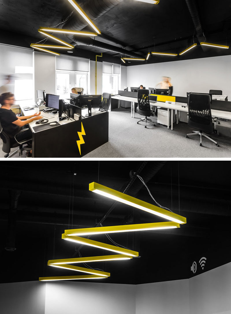 В этой современной рабочей зоне открытой планировки есть желтая подсветка, расположенная зигзагообразно, что является отсылкой к молнии на логотипе компании.