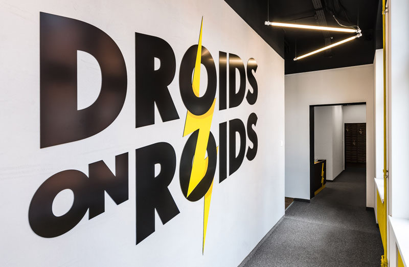 mode: lina architekci недавно завершила строительство нового офиса во Вроцлаве, Польша, для технологической компании Droids On Roids. Дизайн офиса вдохновлен их логотипом, и повсюду в пространстве есть отсылки к цвету и молнии.