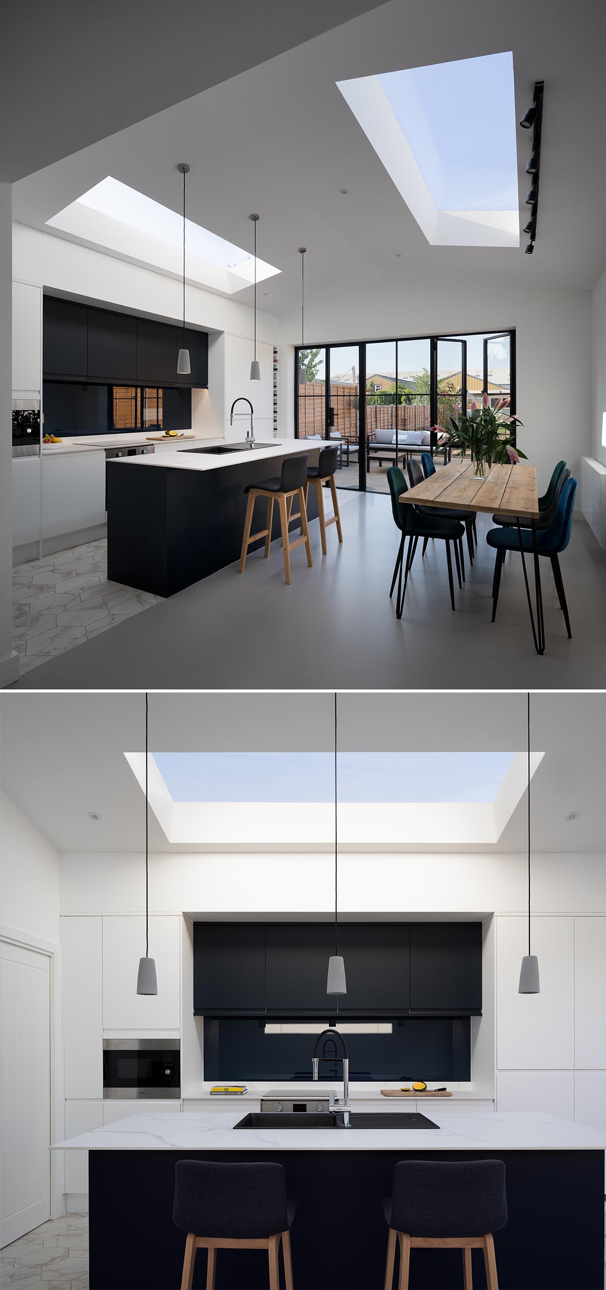 Современная кухня открытого плана и столовая с скатным потолком и мансардными окнами.