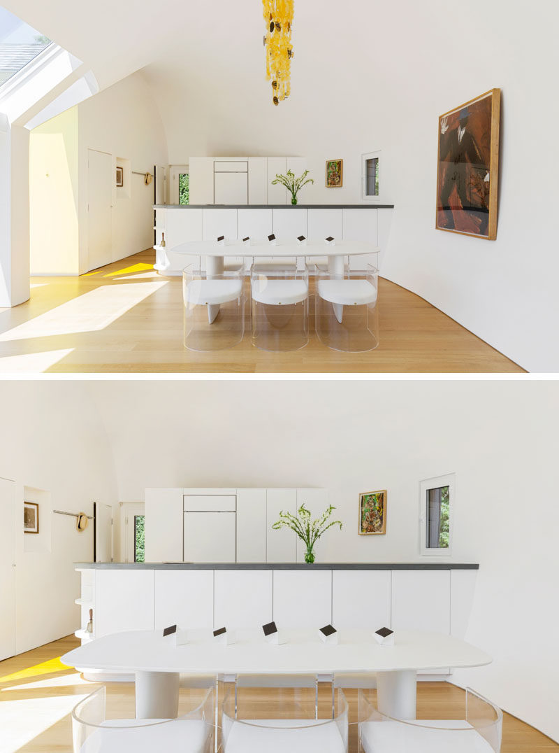 Идеи для кухни - Эта минималистичная белая кухня имеет серую столешницу, которая обеспечивает контрастный элемент, который также дополняет серый диван в гостиной поблизости. #KitchenDesign #WhiteKitchen #KitchenDesign