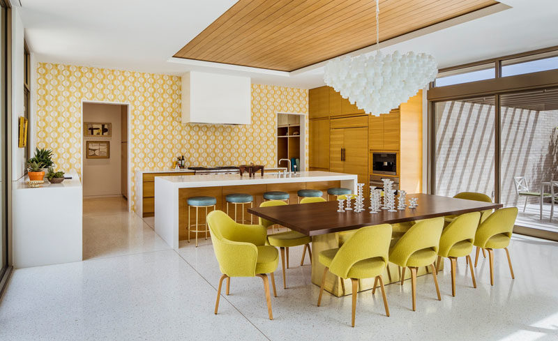 Пастельно-желтые обои на этой кухне дополняют обеденные стулья и добавляют яркости интерьеру. # Кухня # Желтый # ИнтерьерДизайн