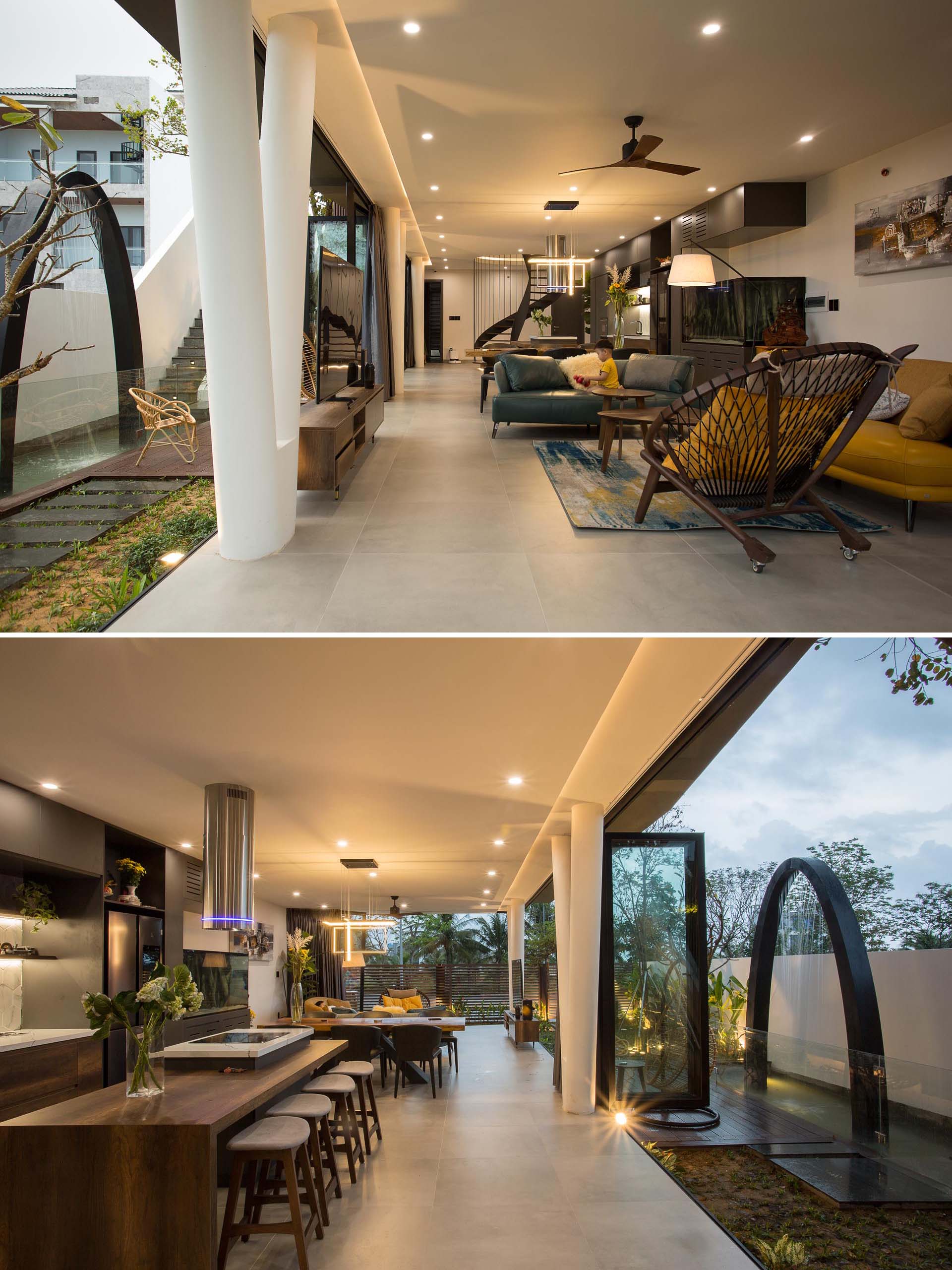 Интерьер этого современного дома состоит из гостиной, столовой и кухни, соединенных между собой, чтобы создать большое и гибкое пространство.