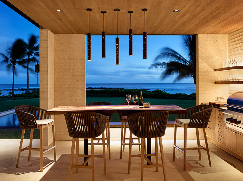 В этом современном пляжном домике есть крытая летняя кухня с принадлежностями для барбекю и обеденная зона на открытом воздухе.