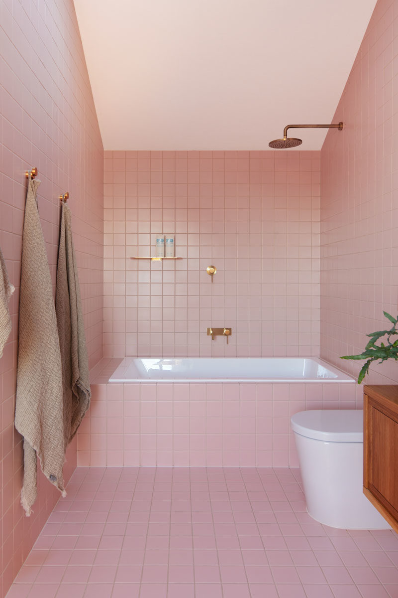 Идеи для ванных комнат - эта современная розовая ванная комната придает интерьеру веселый и мягкий оттенок. # РозоваяВанная # ВаннаяИдеи # СовременнаяВанная # ВаннаяДизайн