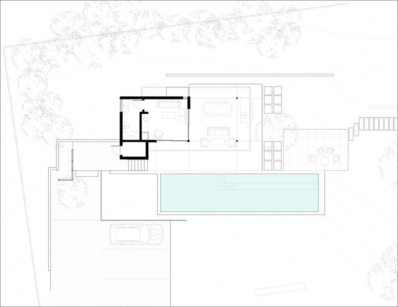 План этажа современного домика у бассейна и террасы, которая находится рядом с бассейном, кортом для игры в бочче, садом и гостевой парковкой. #FloorPlan #PoolHouse
