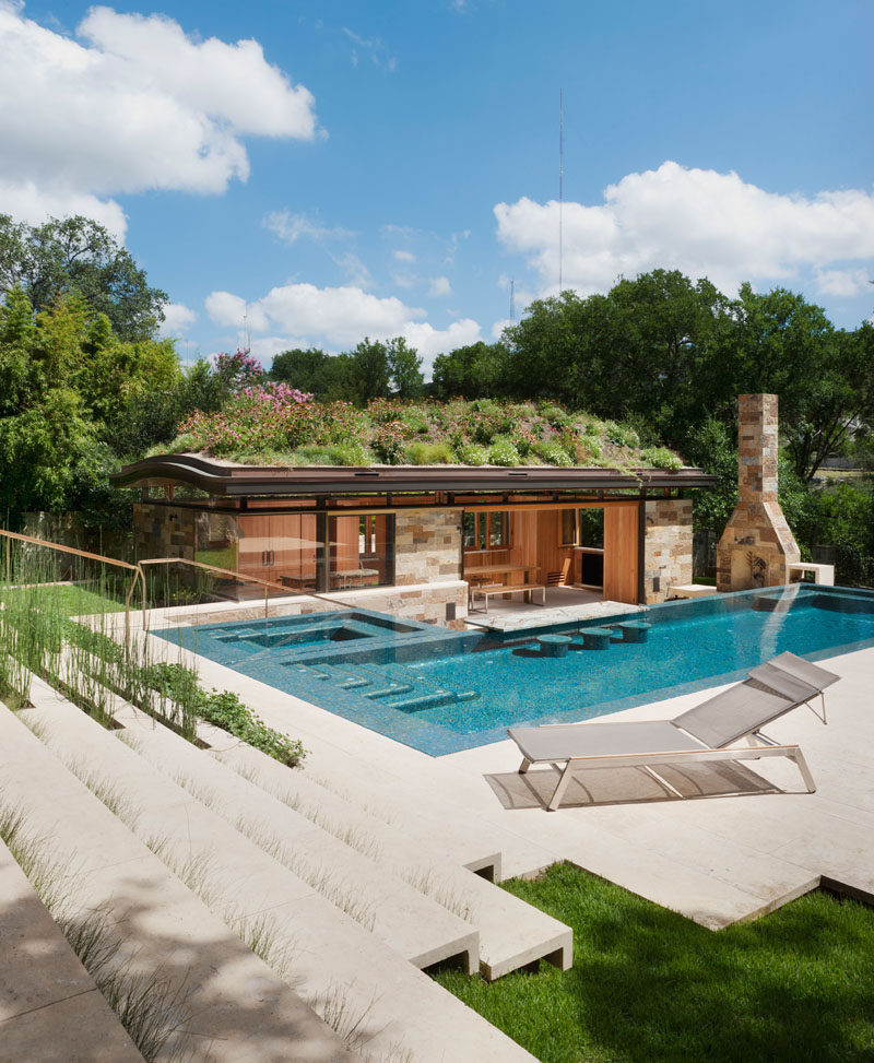  Компания Murray Legge Architecture спроектировала современный дом у бассейна, бассейн, спа и террасный ландшафт для дома в Вестлейк-Хиллз, штат Техас. #PoolHouse #GreenRoof # Бассейн # Озеленение 