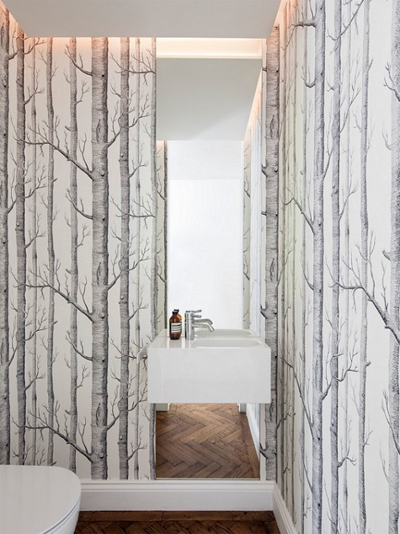 Идеи для ванных комнат - в этой современной дамской комнате природа была перенесена внутрь с использованием обоев с деревьями. # Ванная # Порошковая КомнатаИдеи # Обои