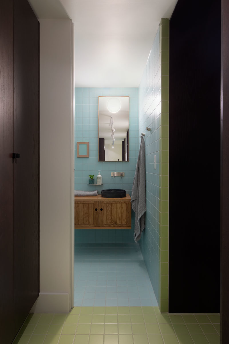 Идеи туалетной комнаты - эта современная дамская комната, спрятанная за дверью кармана, выложена пастельно-голубой плиткой, которая покрывает стены и пол. #PowderRoomIdeas # ModernPowderRoom #Design #BlueTiles