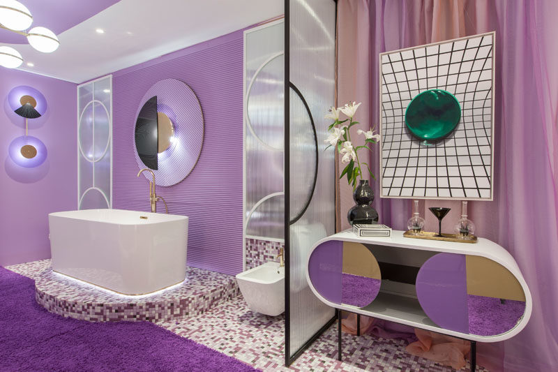 В этом фиолетовом гостиничном люксе есть изящная стеклянная перегородка, которая отделяет ванную комнату от спальни. # Пурпурный # ПурпурныйИнтерьер # ПурпурныйВанная