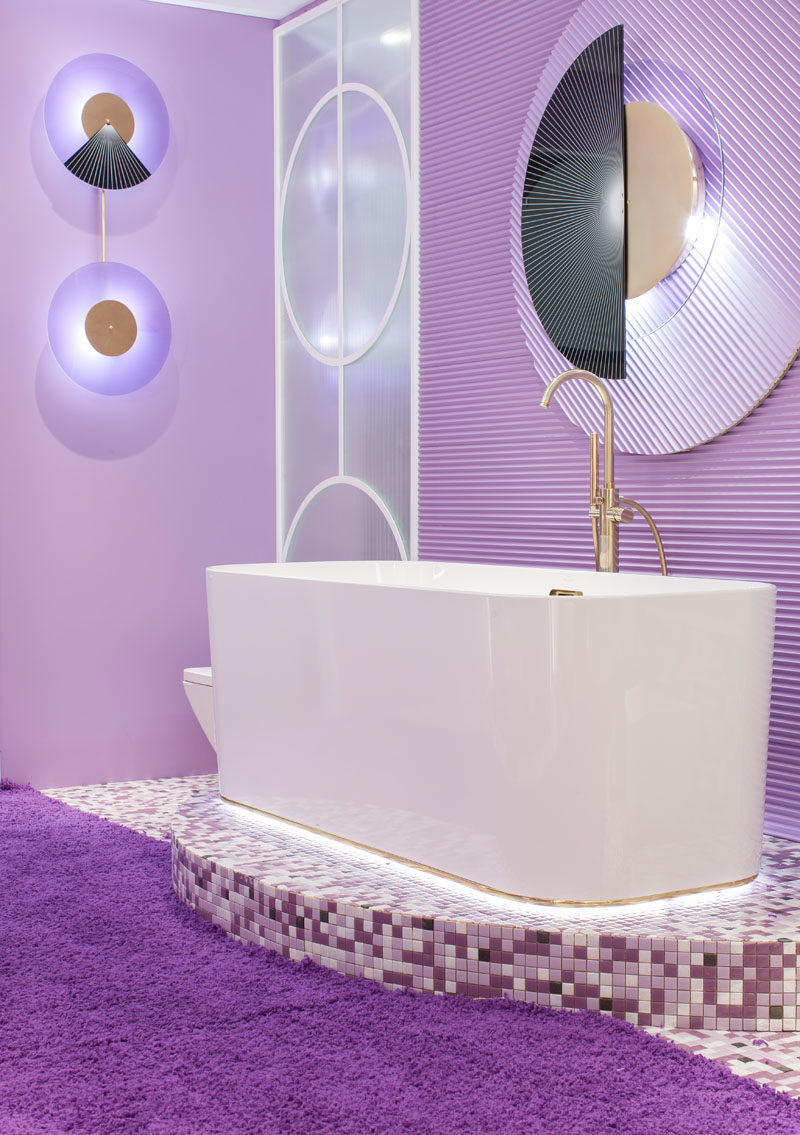 Идеи для ванных комнат - Эта современная фиолетовая ванная комната полностью разработана с использованием предметов из серии Finion от Villeroy & amp; Boch, а краны из латуни - от Oioli. # ПурпурныйВанная # ВаннаяИдеи