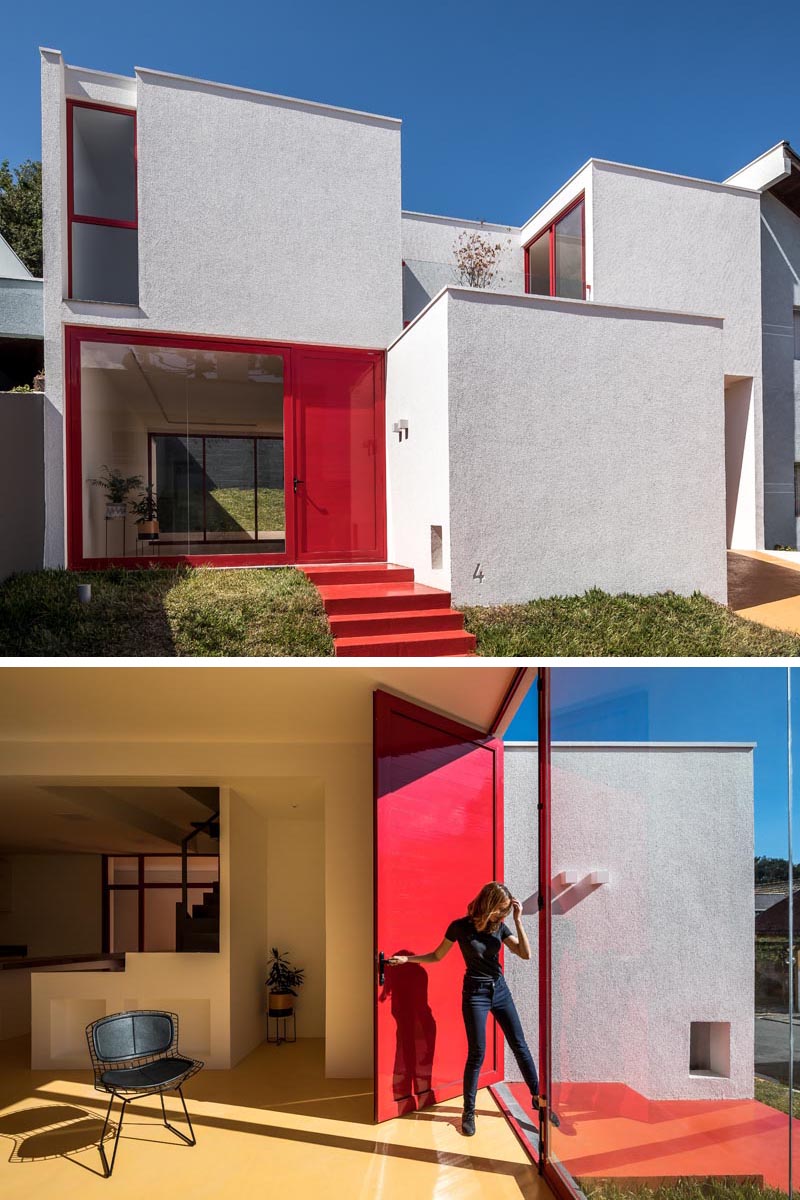 Красная входная дверь и оконная рама придают яркость этому современному белому дому и соответствуют ступеням, ведущим на тротуар. #RedFrontDoor #RedFrontSteps #RedWindowFrames