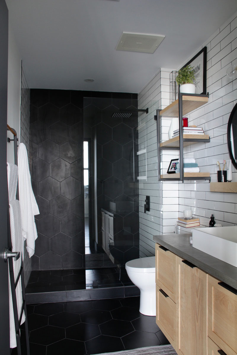 Идеи для ванных комнат. В новой душевой кабине и на полу использована матовая черная крупноформатная шестиугольная плитка. # Шестигранная плитка # Современная ванная # Идеи для ванной # Черная плитка