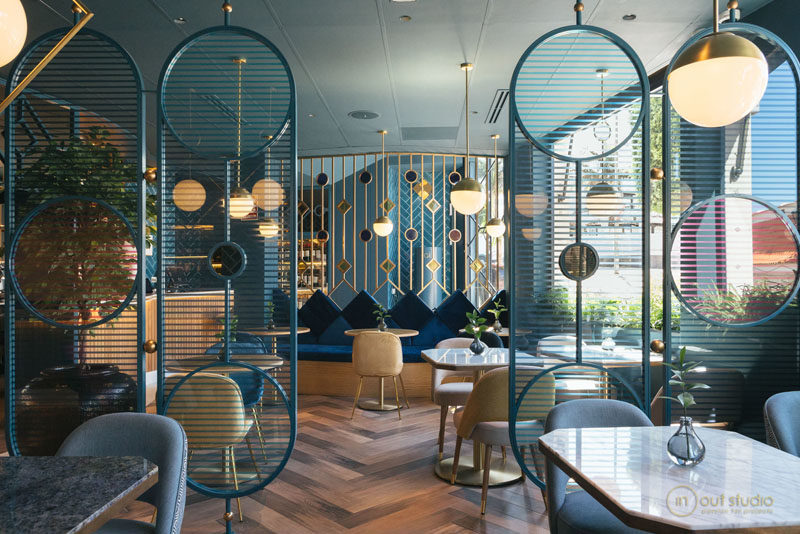 Этот современный ресторан включает в себя два стиля перегородок, разделяющих различные зоны отдыха. #RoomDivider # Экран #RestaurantDesign