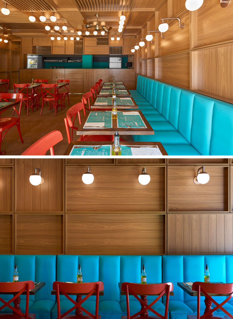  добавить красок в интерьер этого ресторана в основном из дерева, вдоль одной стены, расположенной ярко-синие банкетные стулья. #RestaurantDesign #ModernRestaurant 