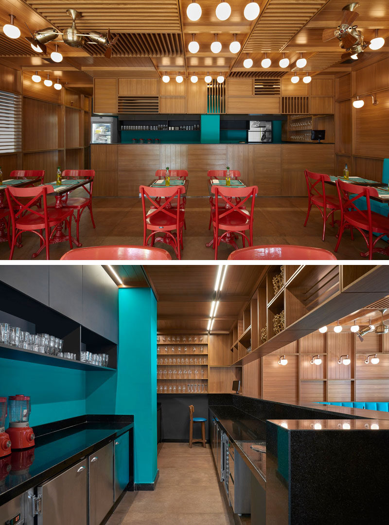  В служебной зоне этого современного ресторана акцентная стена синего цвета сочетается с сиденьями на банкетке, а черные стойки дополняют черные верхние шкафы. #RestaurantDesign #ModernRestaurant 