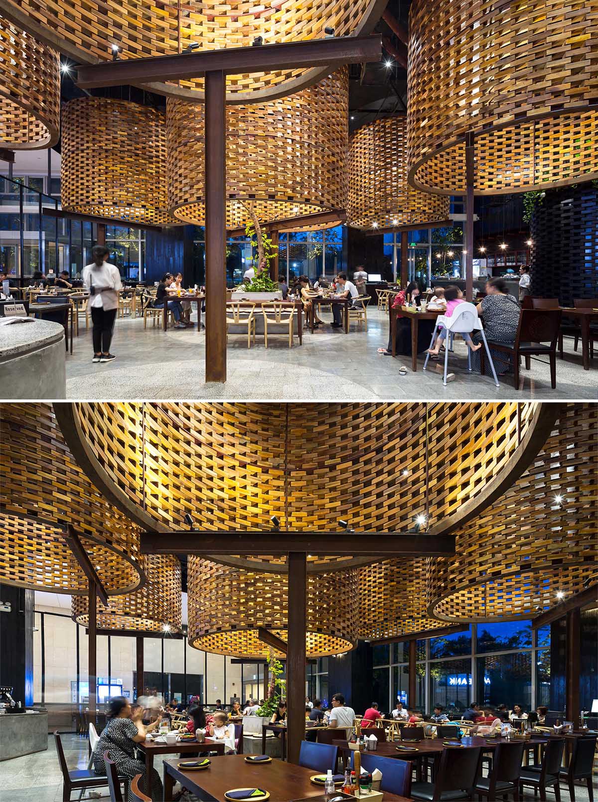 Современный интерьер ресторана с большими скульптурными цилиндрами из деревянного кирпича.
