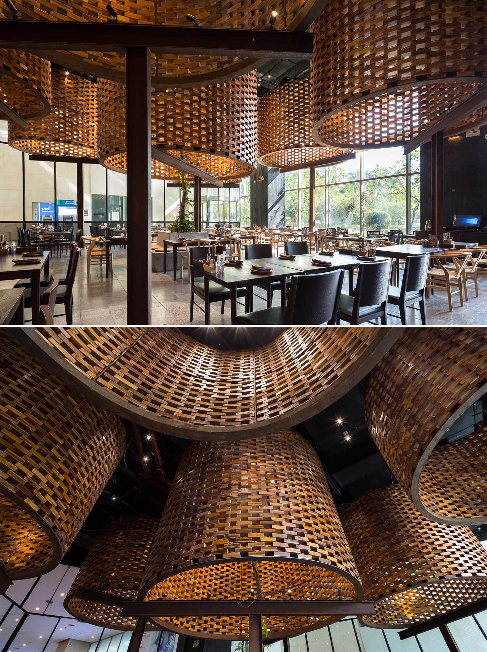 Современный ресторан с большими скульптурными цилиндрами из деревянных кирпичей.
