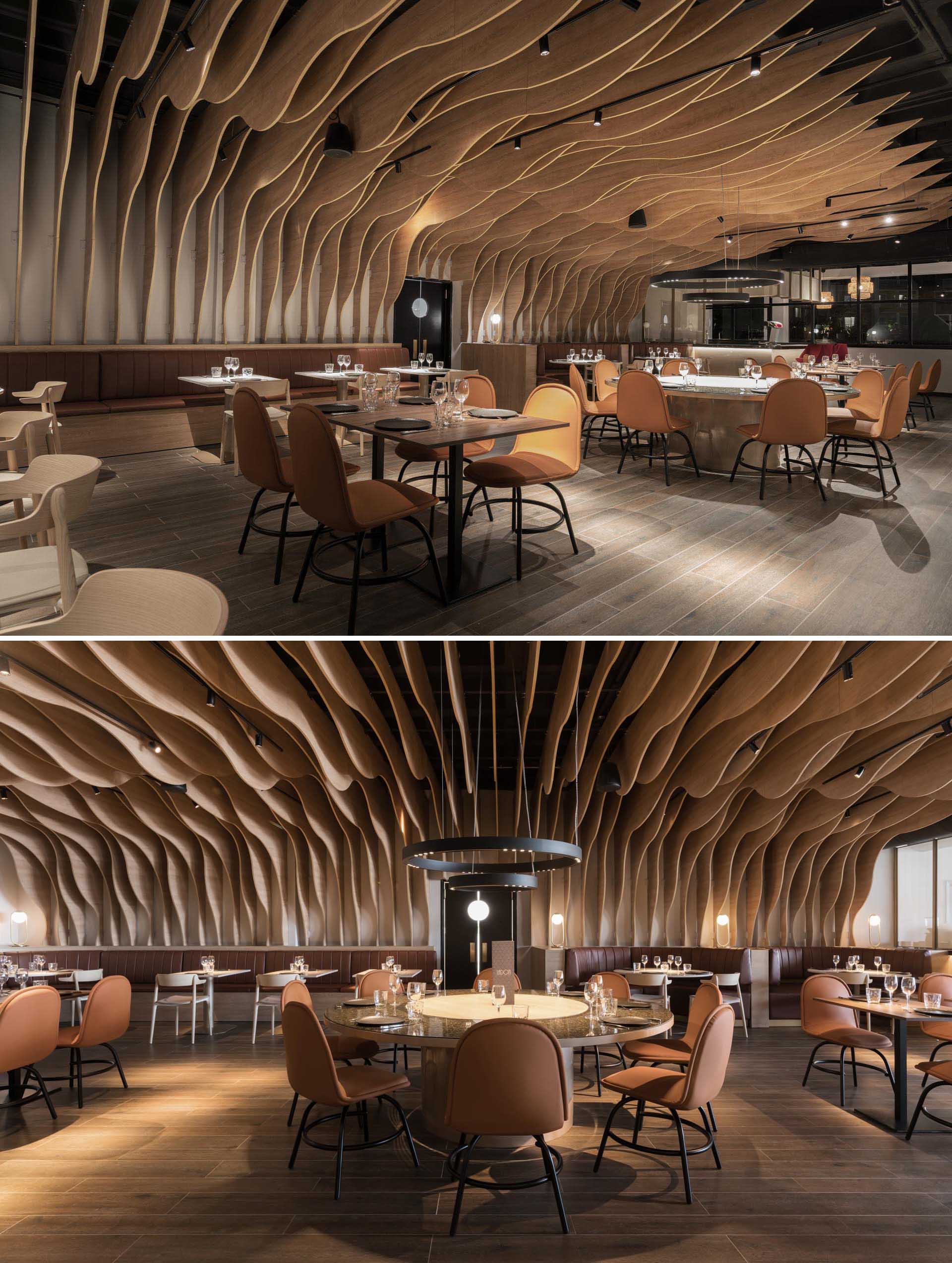 Современный ресторан со скульптурными деревянными ребрами, которые покрывают стены и потолок.